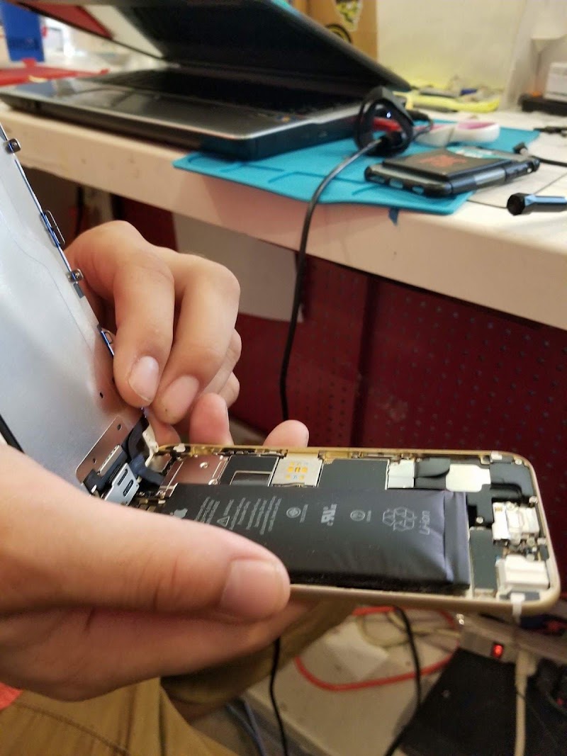iGeeks Repair cellphone - Temple University image 7